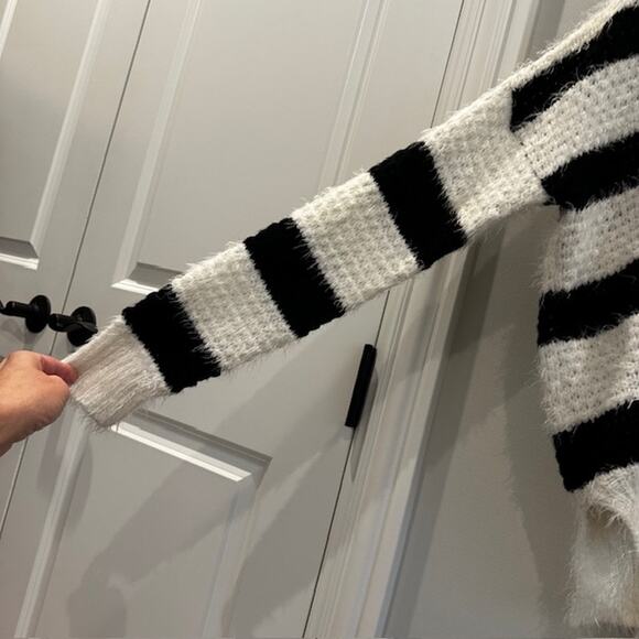 POL Hooded Chunky Eyelash Striped Pullover Sweater Size: Small Black/White - Picture 5 of 10